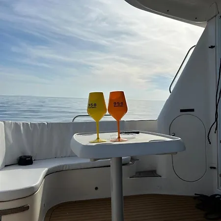 Botel Shamal *